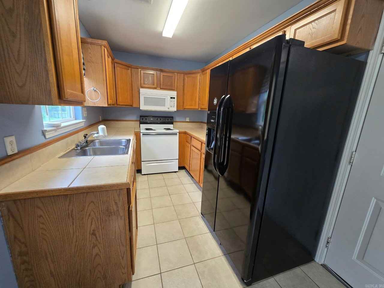 208 Glen Oaks Dr - Photo 3 of 10
