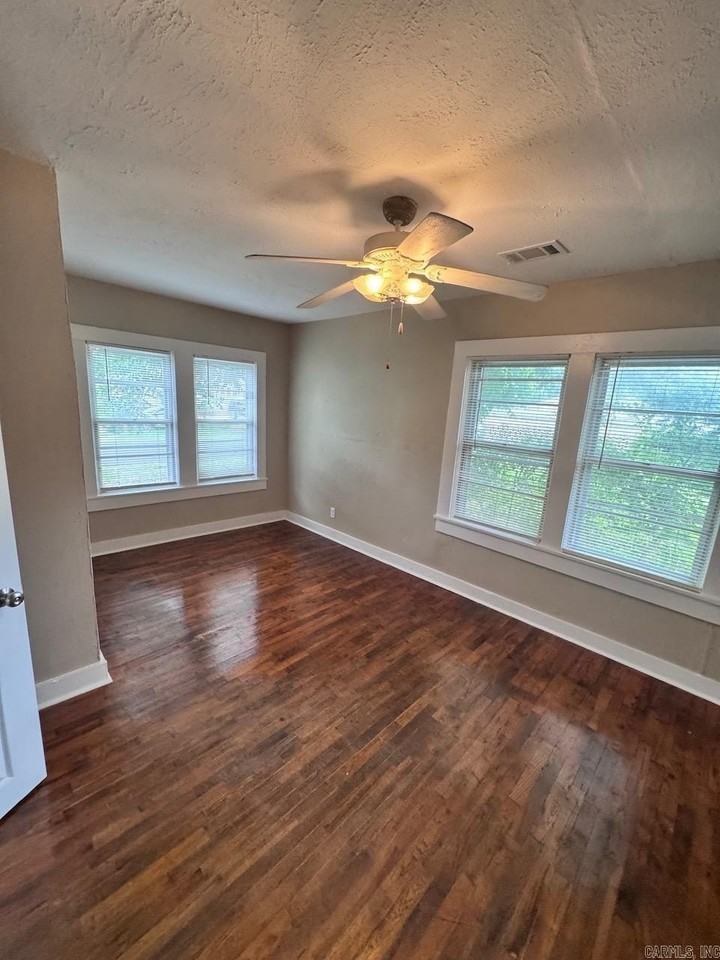 125 Plain St - Photo 5 of 13