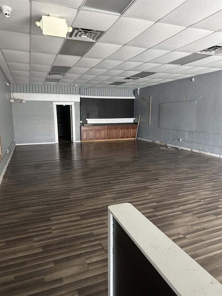 905 N Main St - Photo 2 of 2