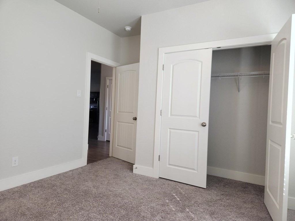 303 Winston Dr - Photo 7 of 17