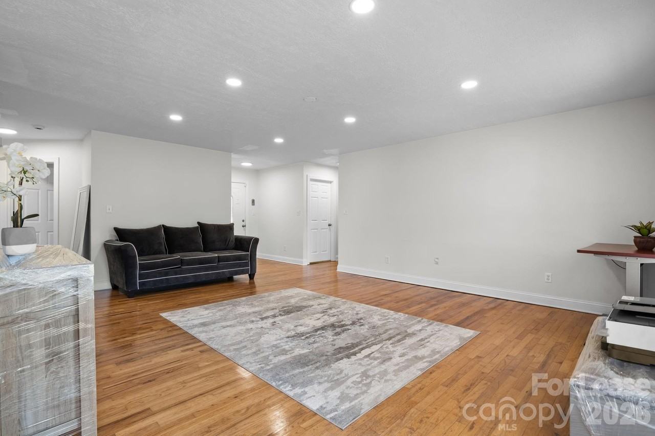2633 Broodmare Dr - Photo 4 of 15