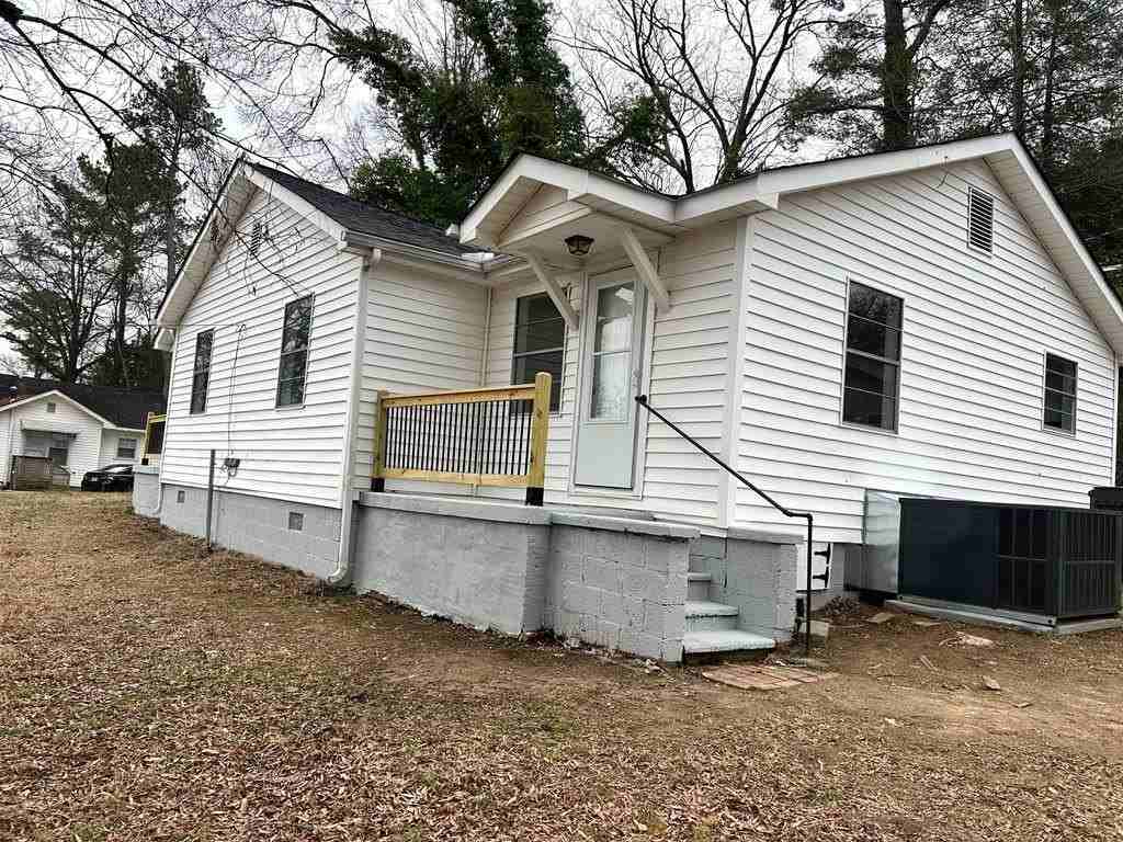 303 Smith St - Photo 2 of 10