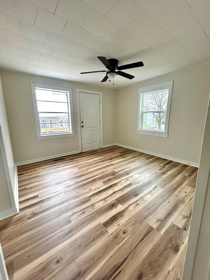 303 Smith St - Photo 3 of 10