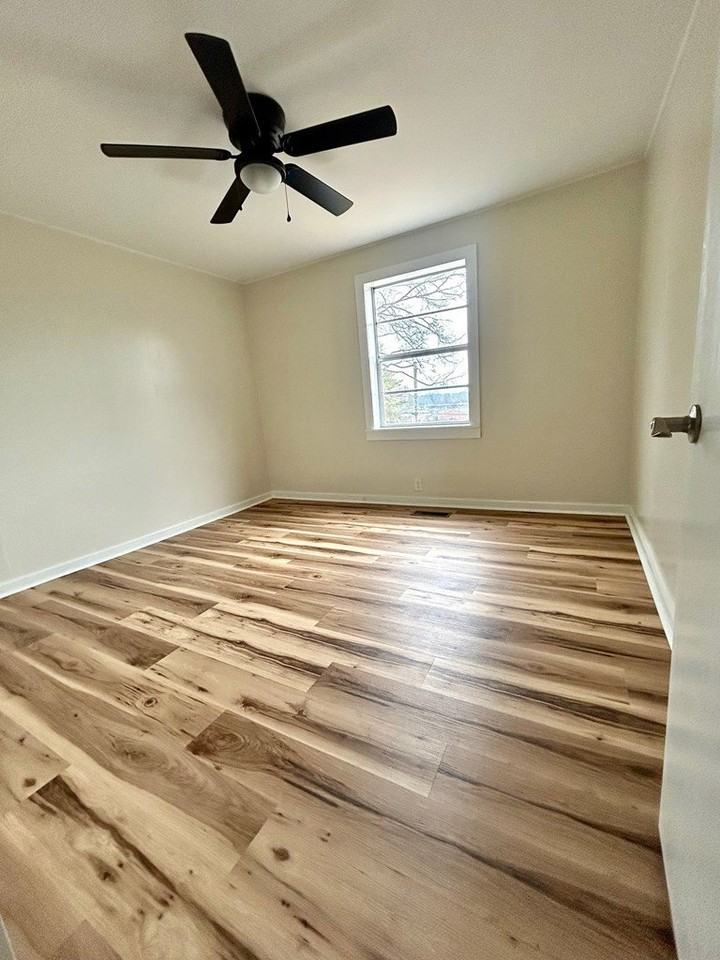 303 Smith St - Photo 7 of 10