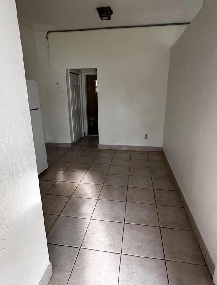 911 911 NE 5th Avenue #1 - Photo 3 of 11