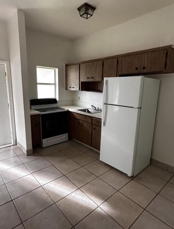 911 911 NE 5th Avenue #1 - Photo 4 of 11