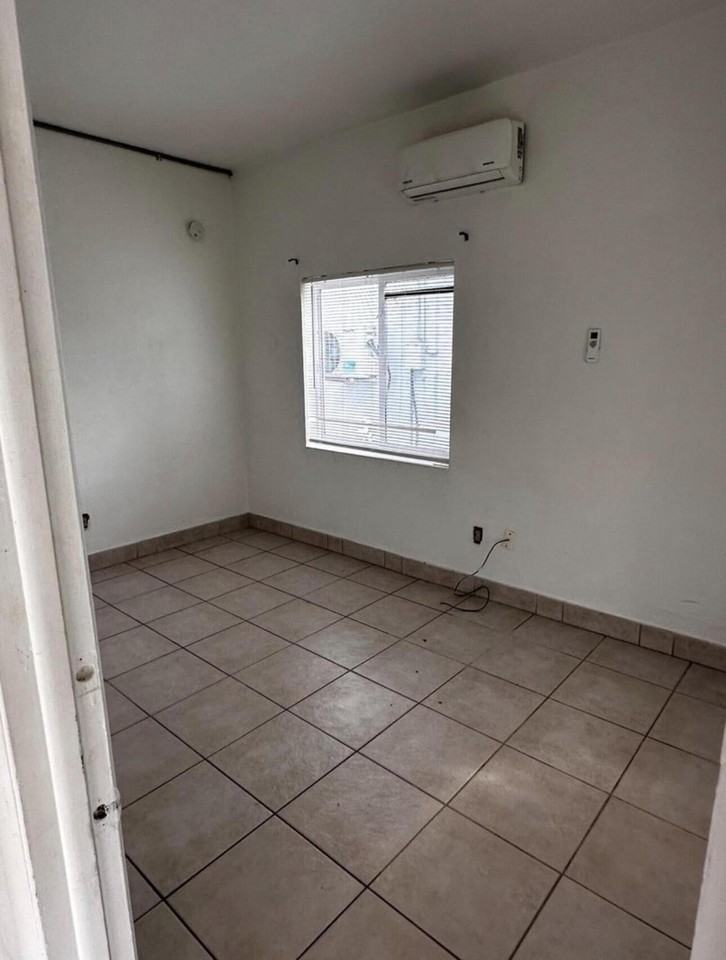 911 911 NE 5th Avenue #1 - Photo 5 of 11