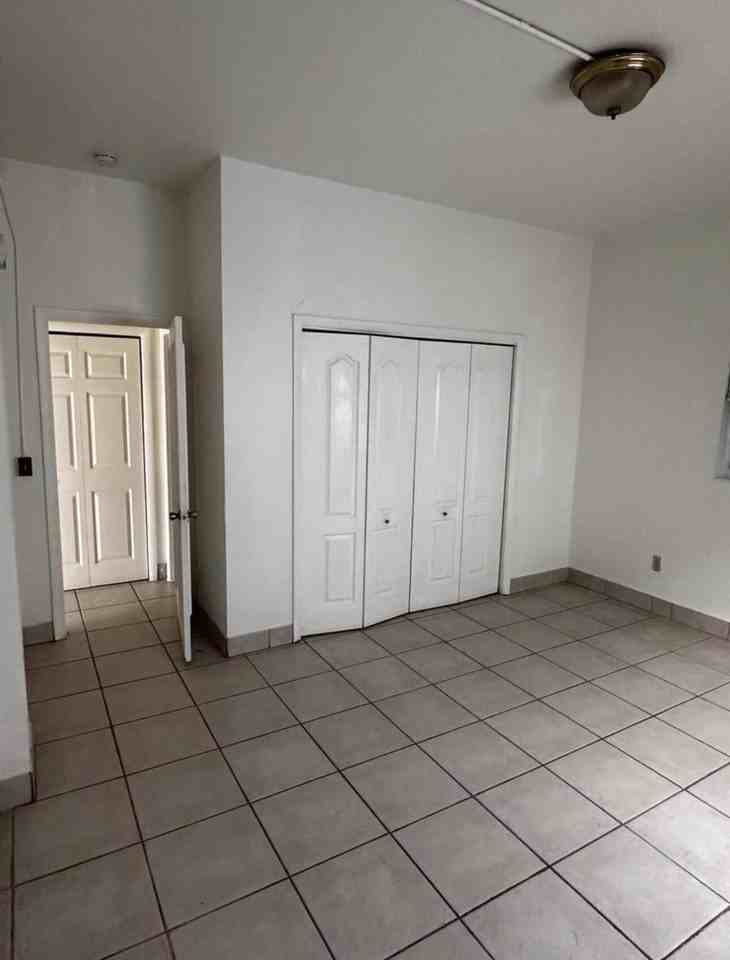 911 911 NE 5th Avenue #1 - Photo 6 of 11