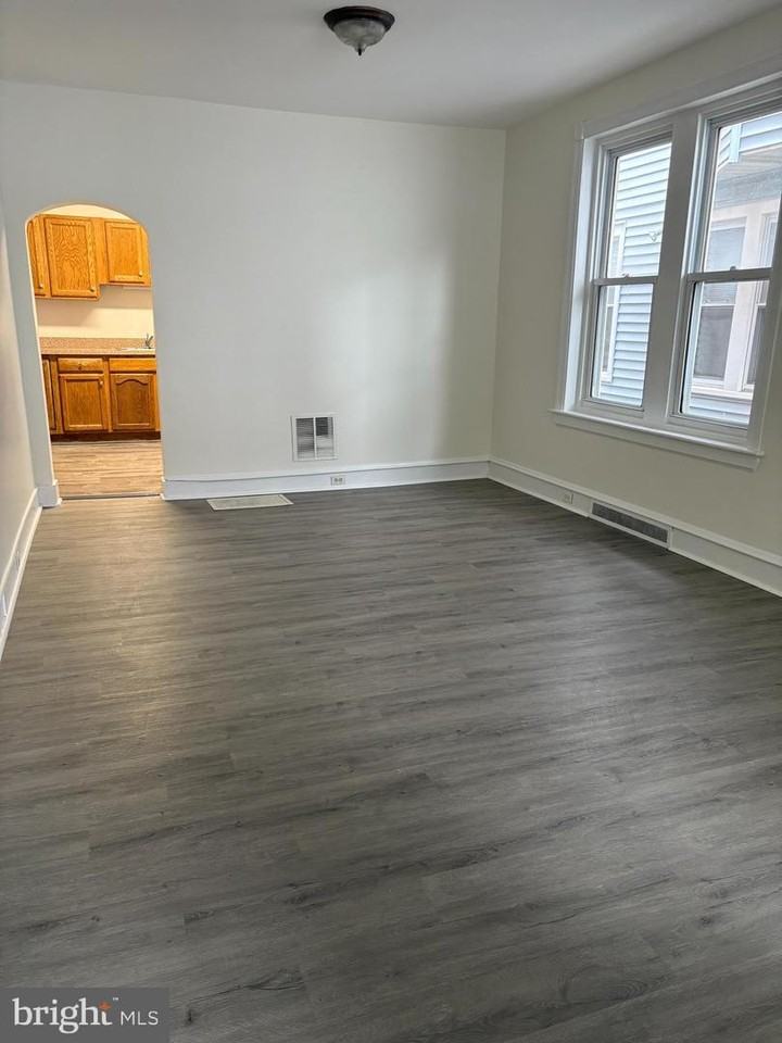 611 Powell St #1 - Photo 2 of 10