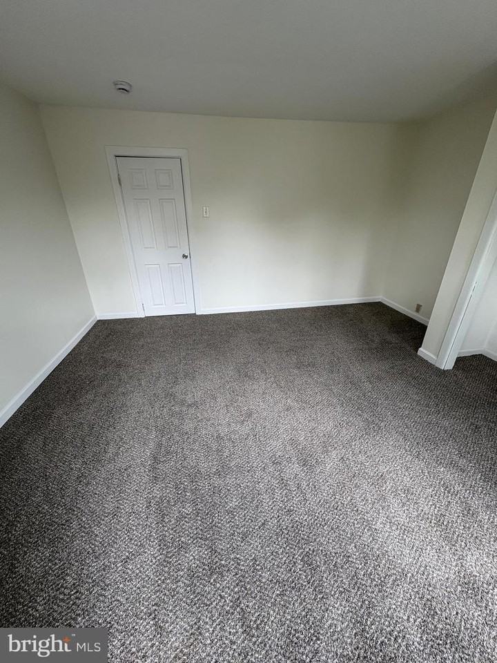 611 Powell St #1 - Photo 5 of 10
