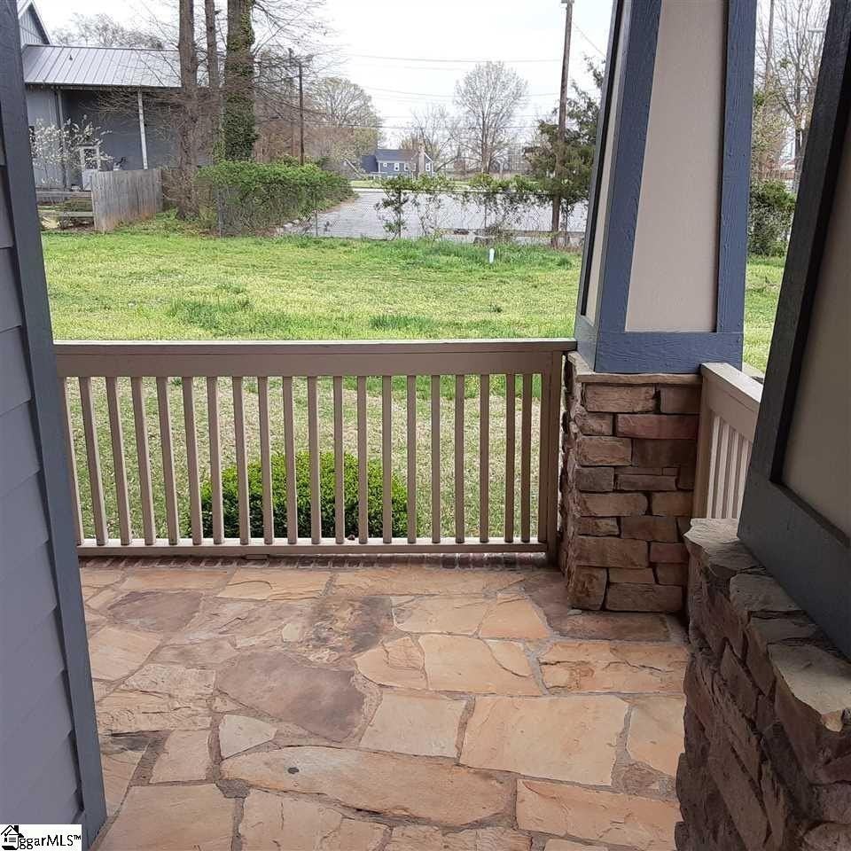 110 Asbury Ave - Photo 2 of 17