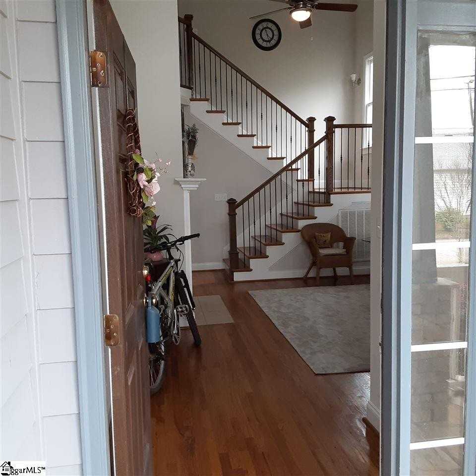 110 Asbury Ave - Photo 3 of 17
