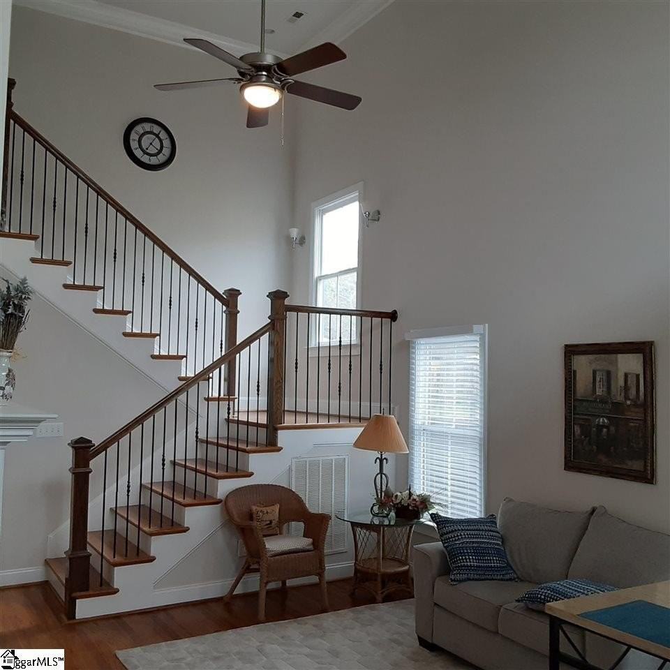 110 Asbury Ave - Photo 4 of 17