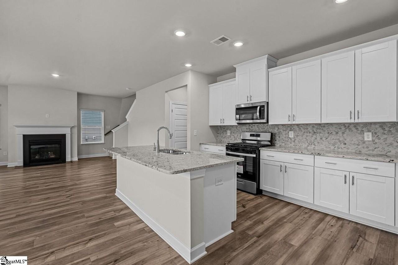403 Redear Rd - Photo 6 of 17