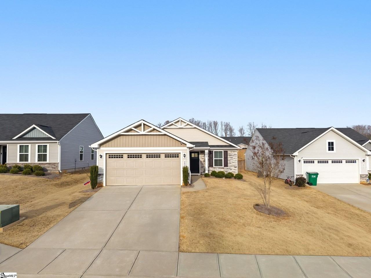 689 Hardwood Dr - Photo 2 of 26
