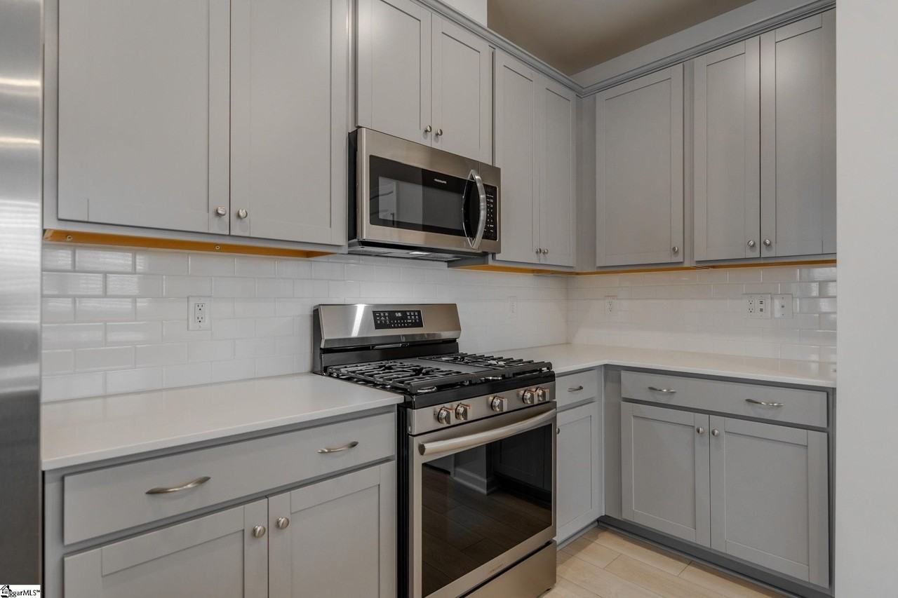 14 Loebner Ln - Photo 6 of 42