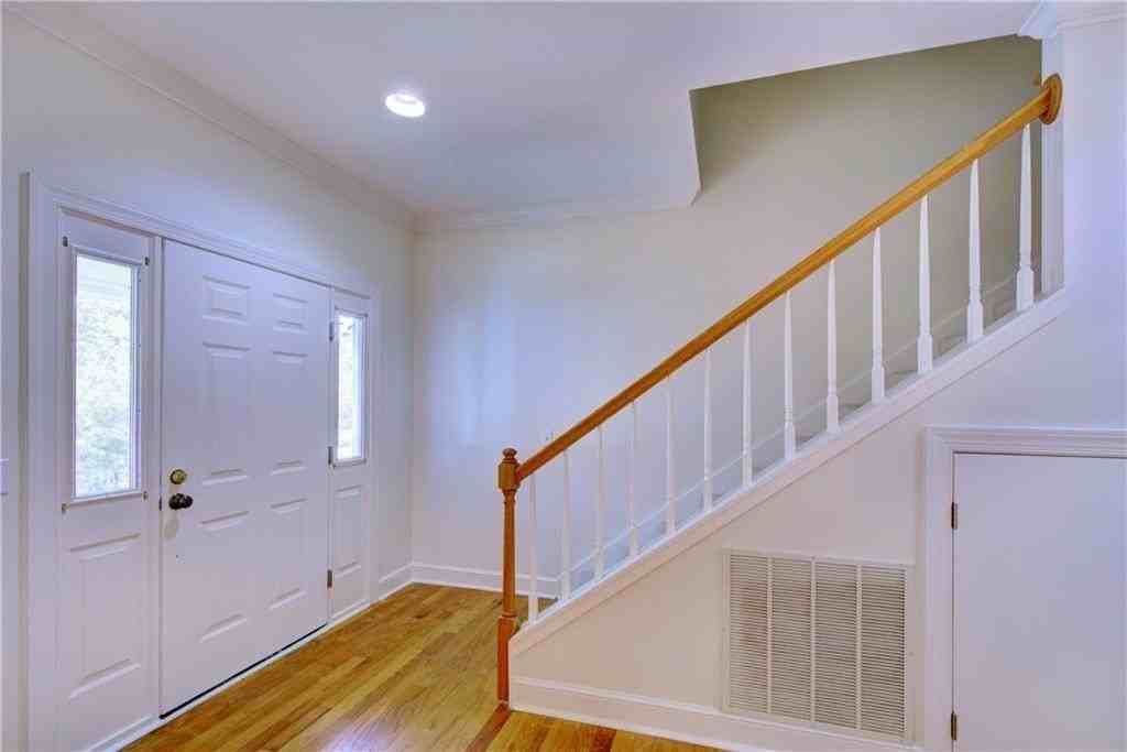 112 Newfield St - Photo 3 of 31
