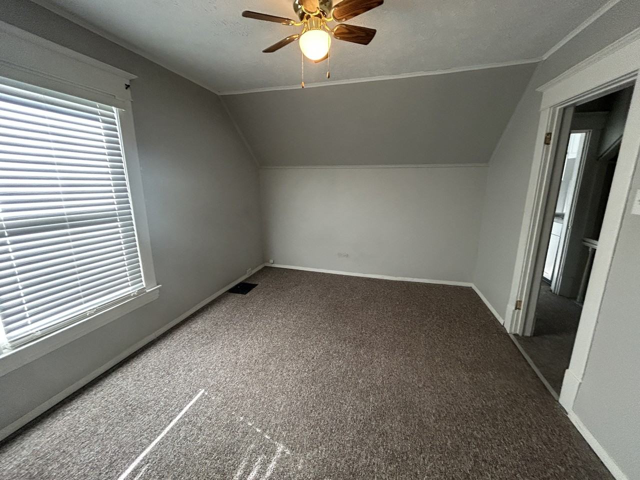300 1/2 West 13th Street - Photo 6 of 11