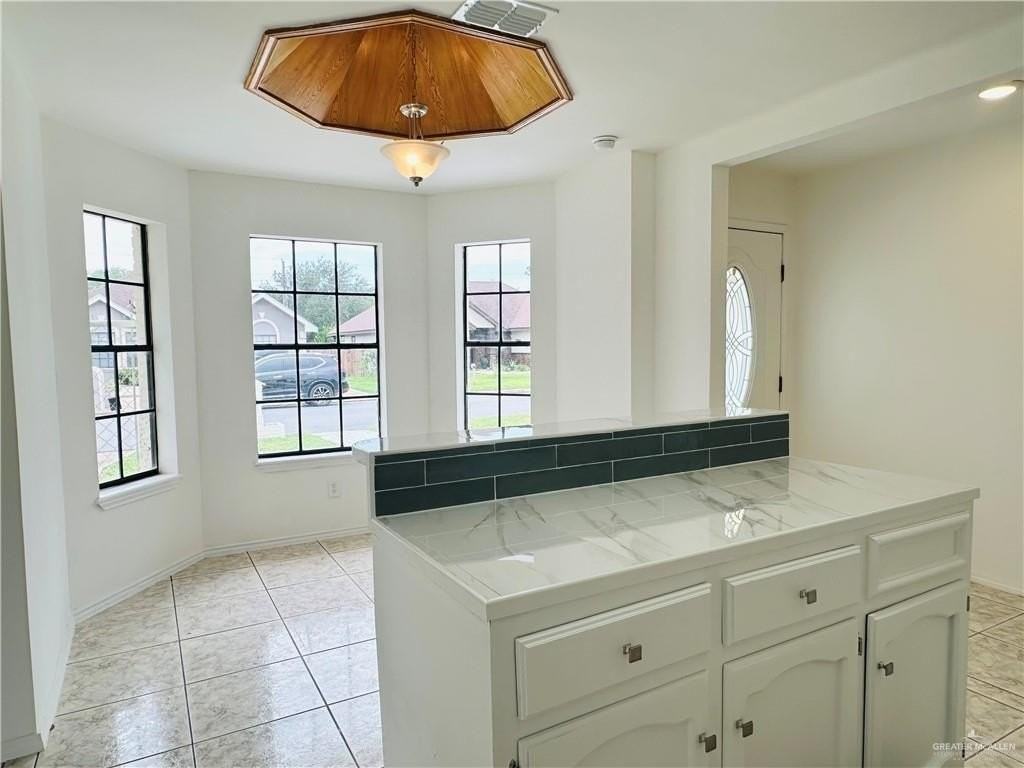 203 Encino Dr - Photo 3 of 12