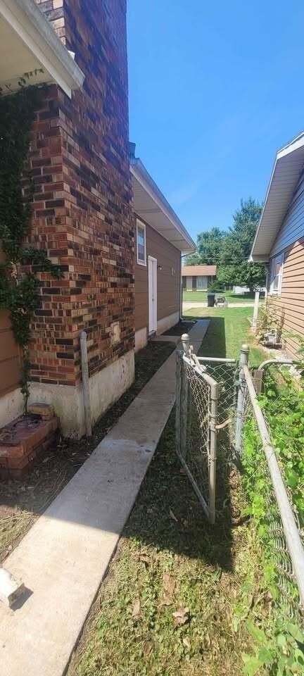 918 S Luster Ave - Photo 2 of 12