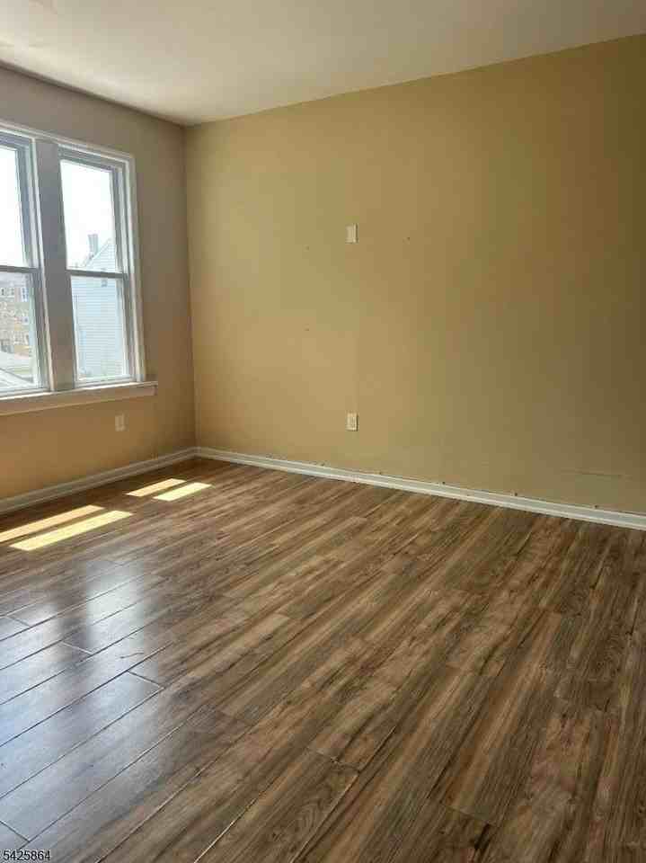 520 E 24th St #3 - Photo 4 of 7