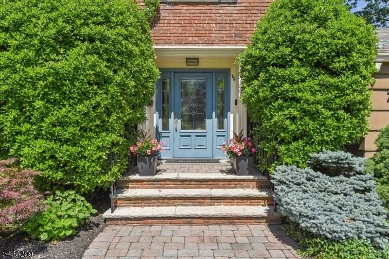 71 Whiteoak Dr - Photo 2 of 37