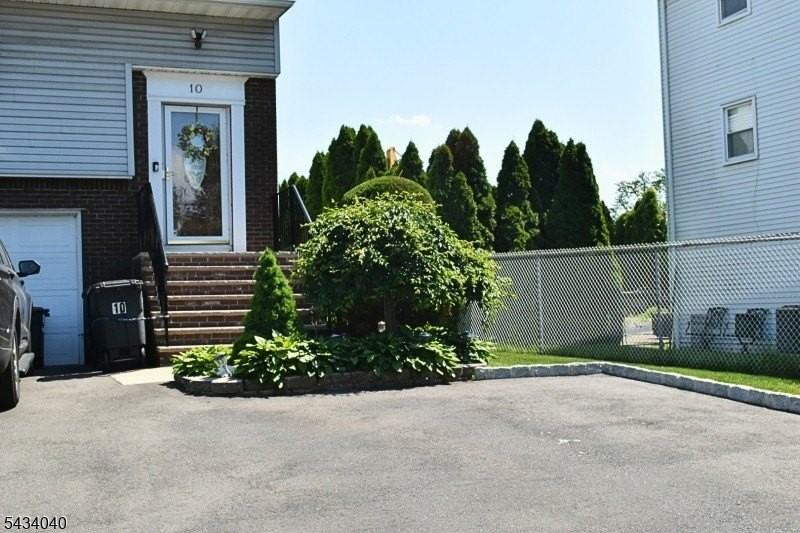 10 Garden Dr #2 - Photo 2 of 50