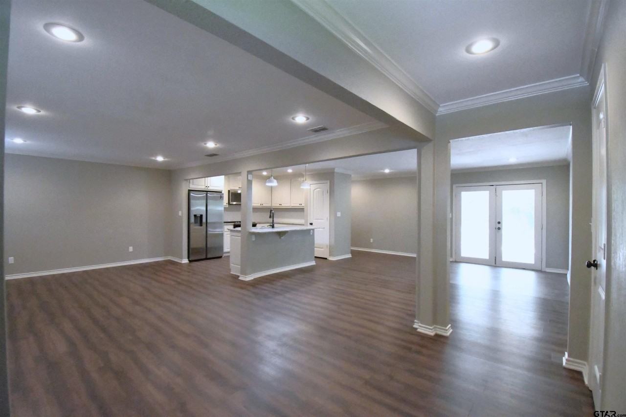 3323 Brooks Ln - Photo 4 of 24