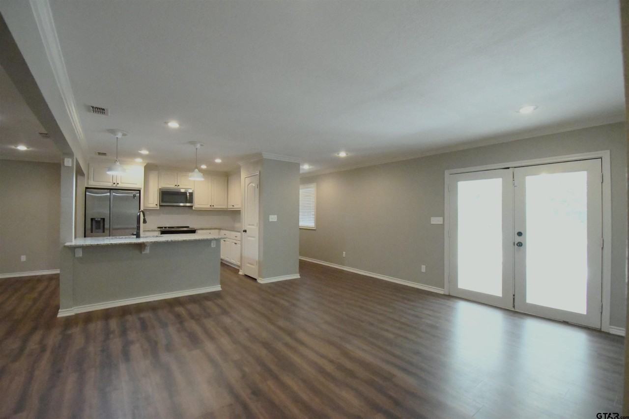 3323 Brooks Ln - Photo 6 of 24