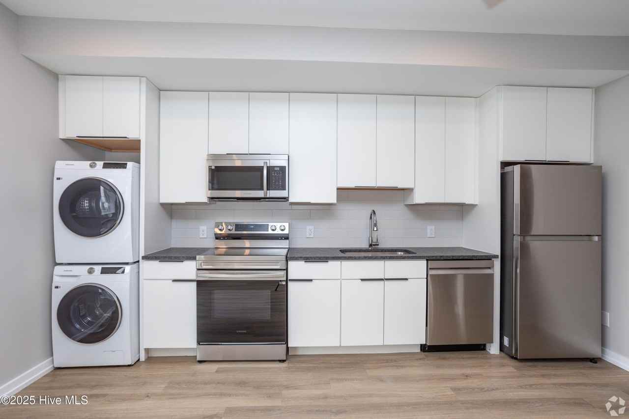 607 S 11th St #101 - Photo 3 of 13
