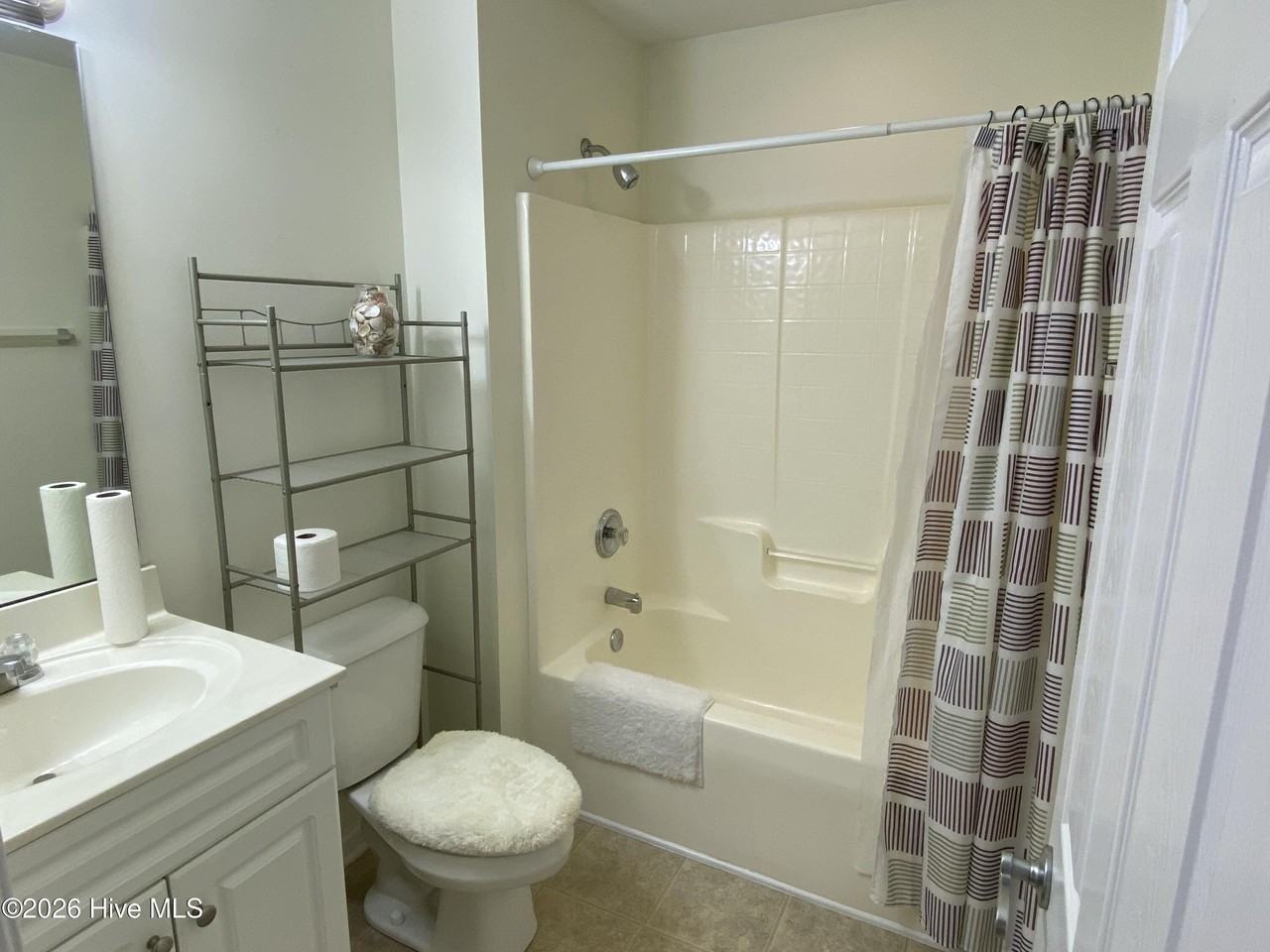1041 Bridgeport Way - Photo 5 of 21