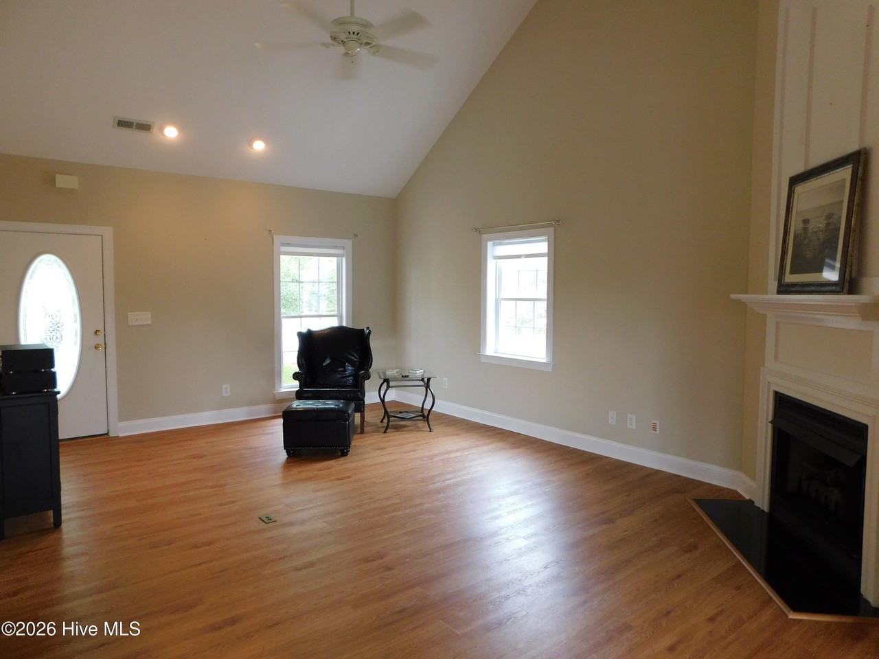 107 Beacon St - Photo 6 of 17