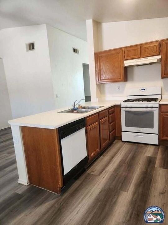 655 Silverwood St - Photo 2 of 11