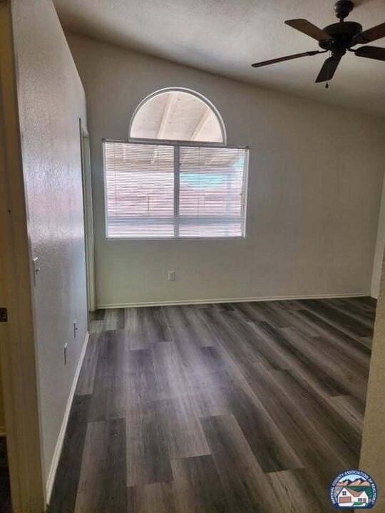 655 Silverwood St - Photo 4 of 11
