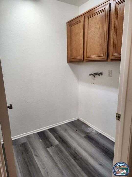 655 Silverwood St - Photo 7 of 11