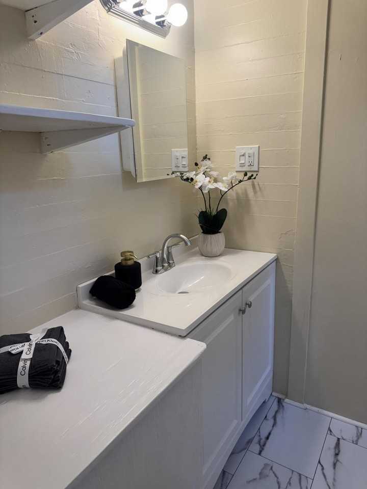 1120 Washington St #SU - Photo 6 of 9