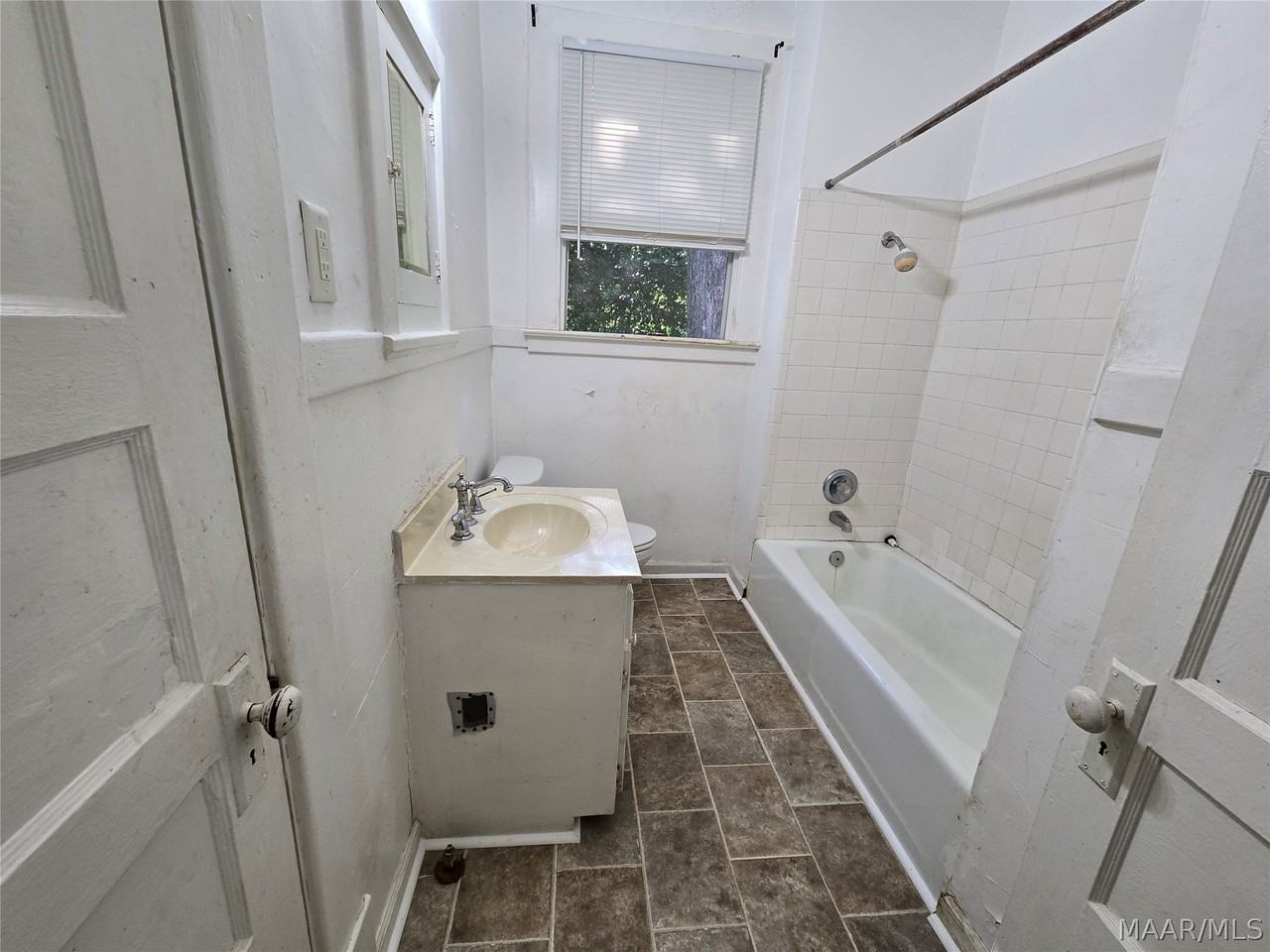 2302 Plum St - Photo 6 of 13
