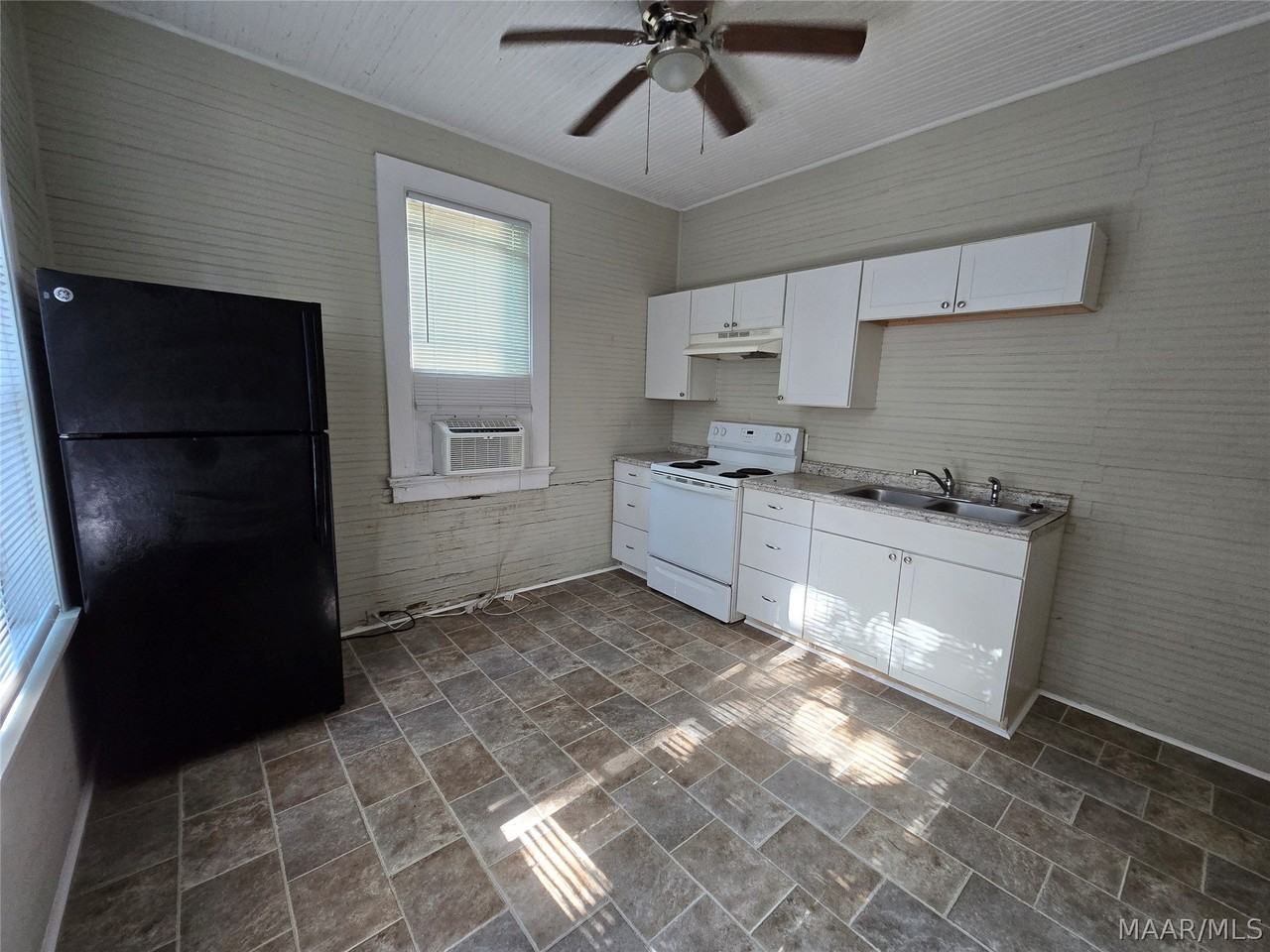 2302 Plum St - Photo 7 of 13