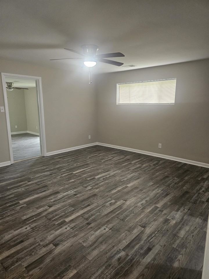 1725 Claire Ave - Photo 4 of 21