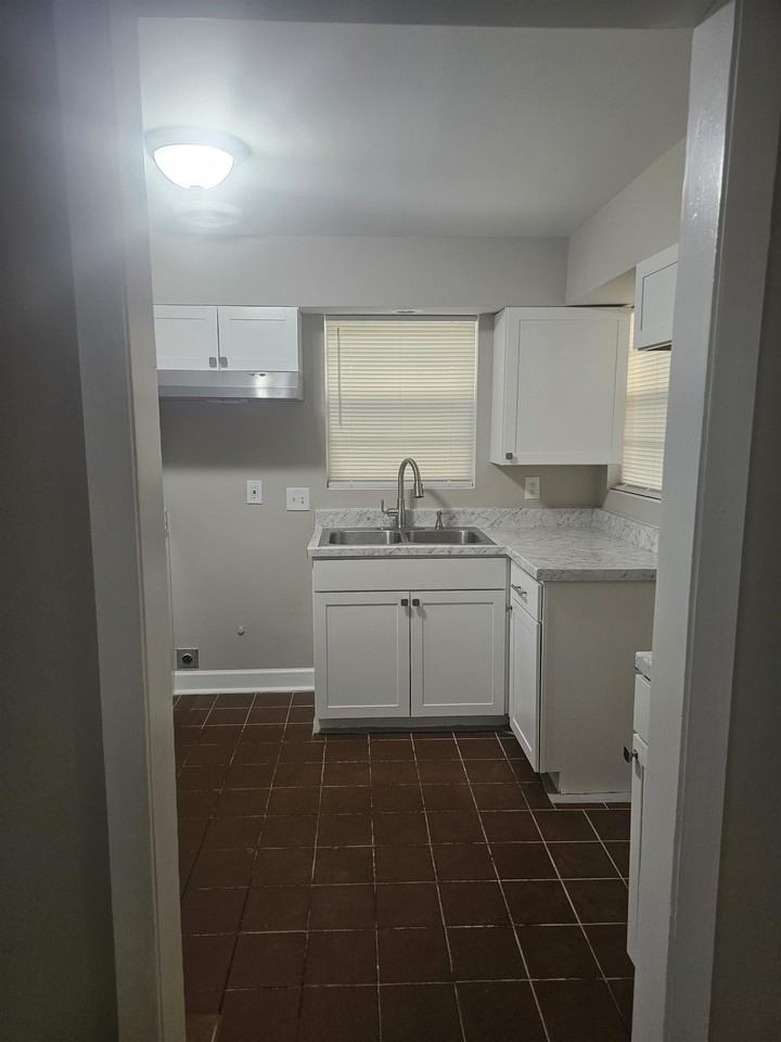 1725 Claire Ave - Photo 5 of 21