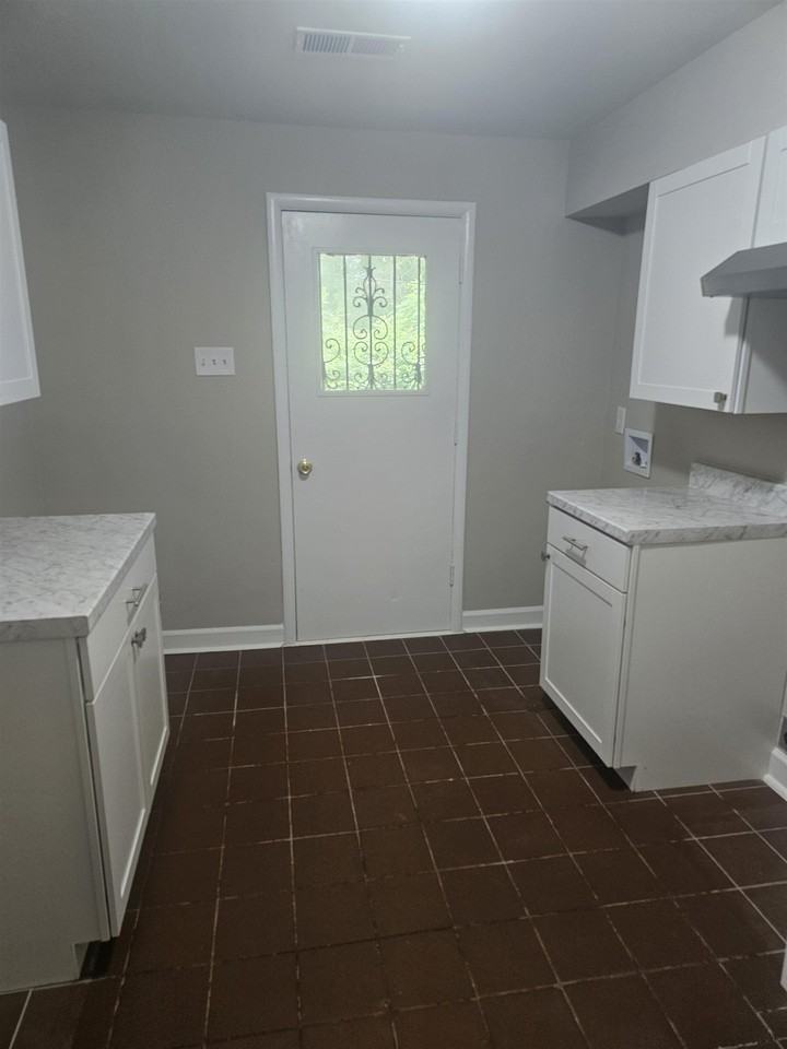 1725 Claire Ave - Photo 6 of 21