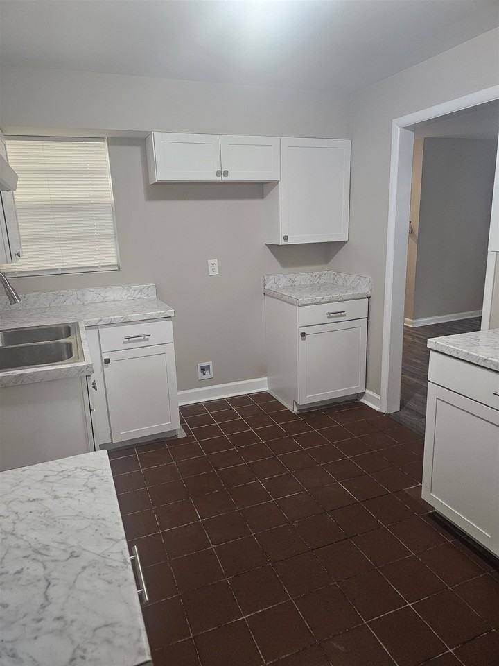 1725 Claire Ave - Photo 7 of 21
