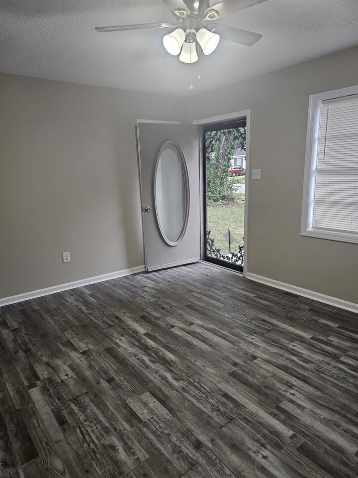 3896 Ajanders Dr - Photo 4 of 11