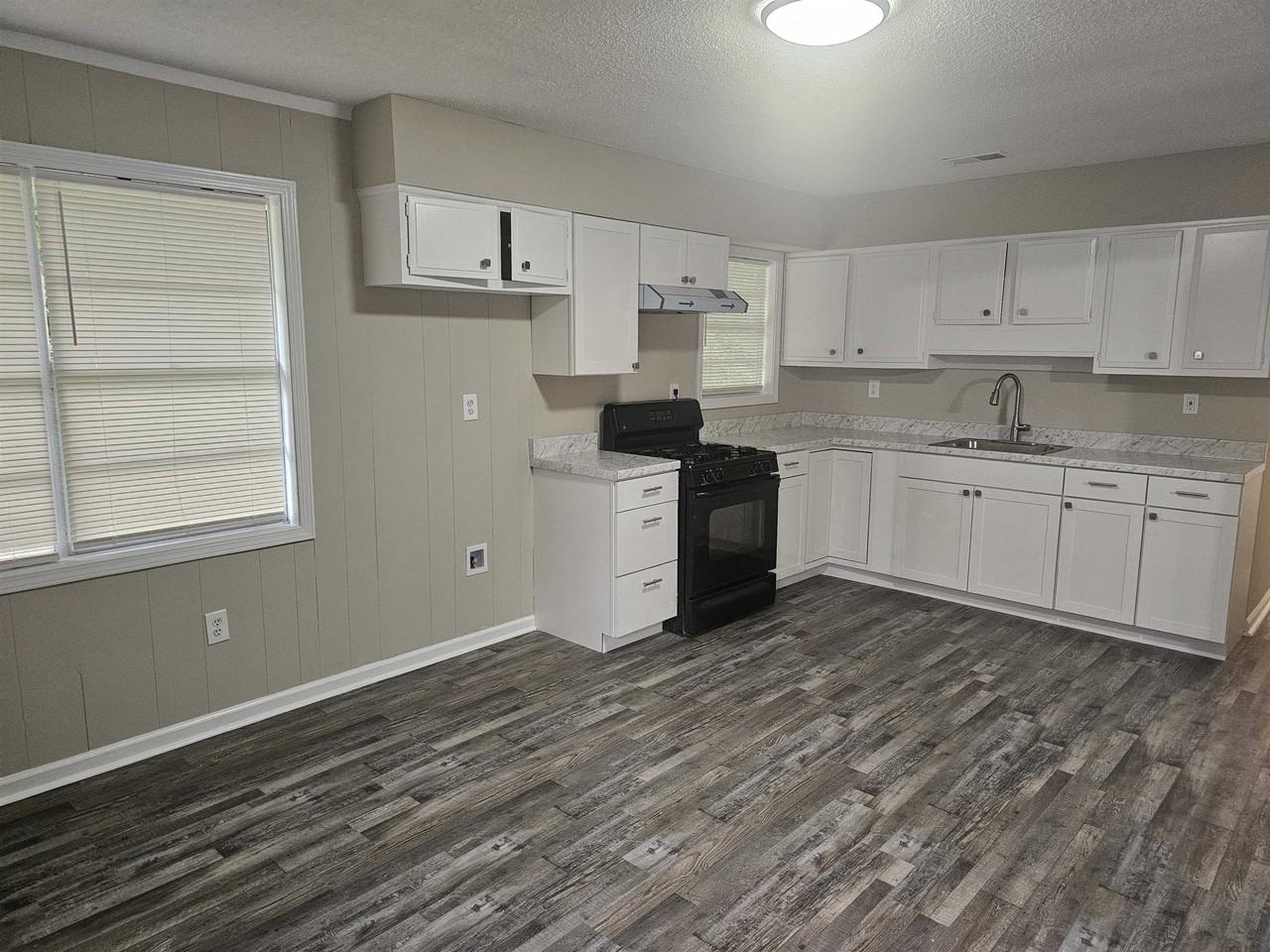 3896 Ajanders Dr - Photo 6 of 11