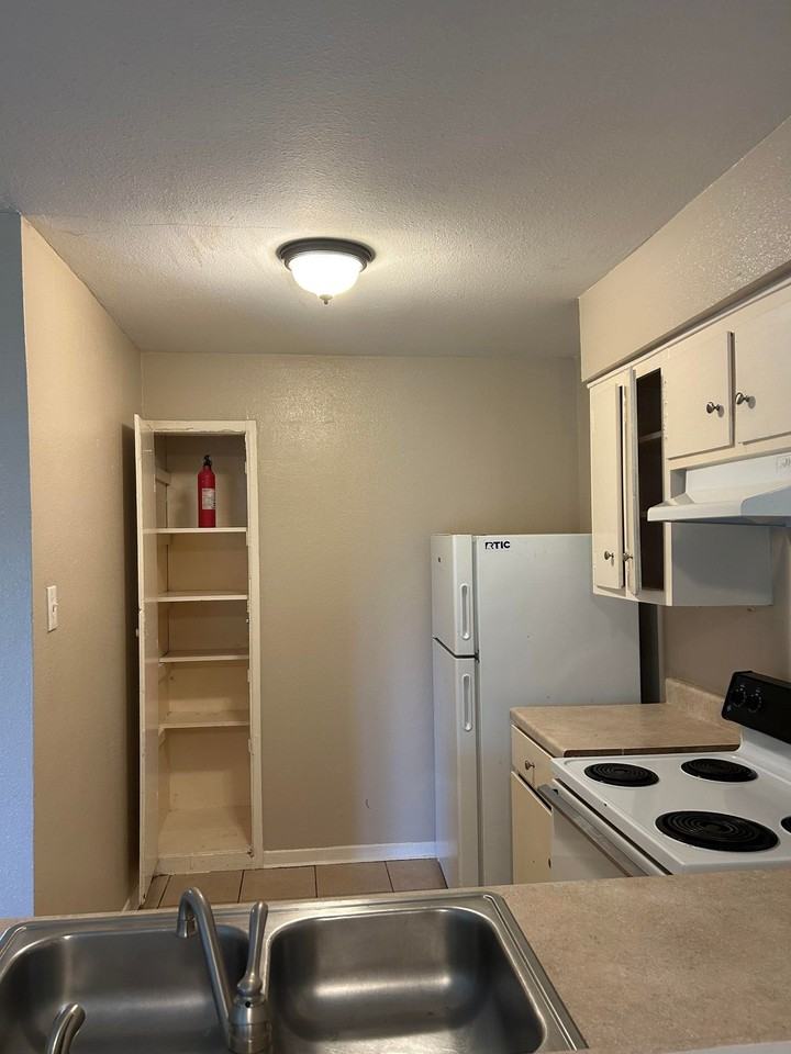 E Houston - Photo 4 of 28
