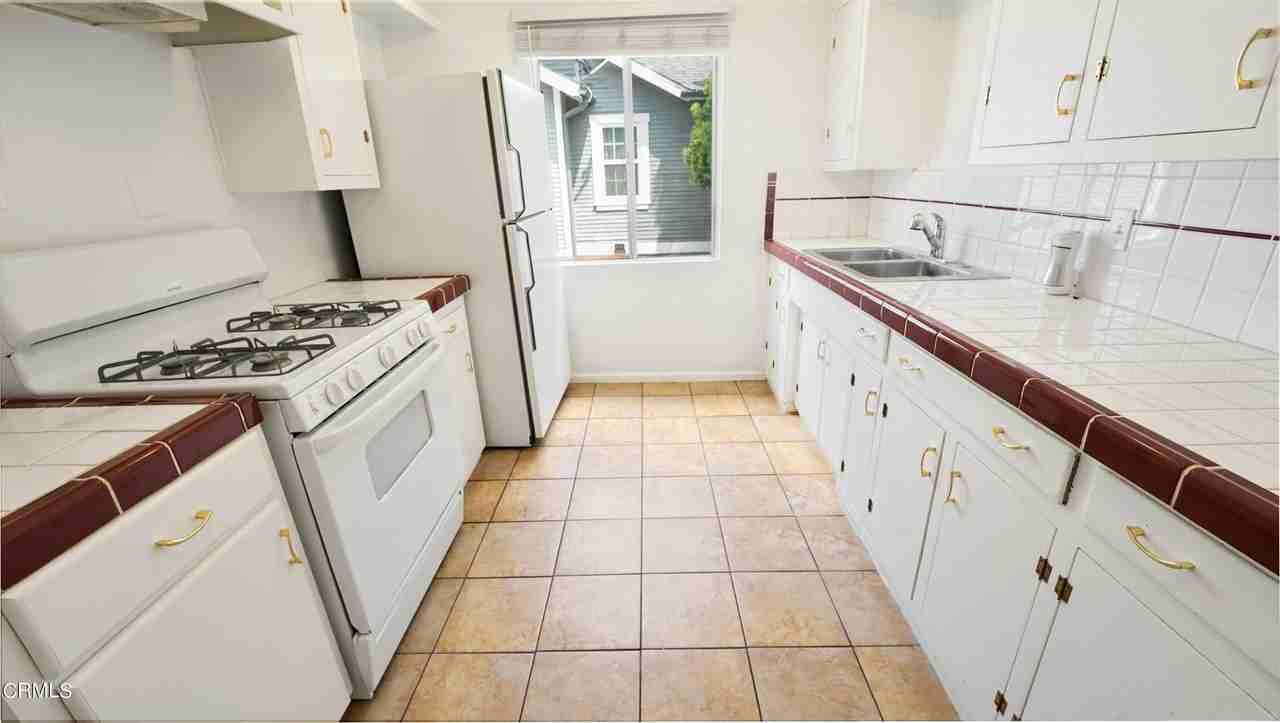 544 Salem St - Photo 4 of 20