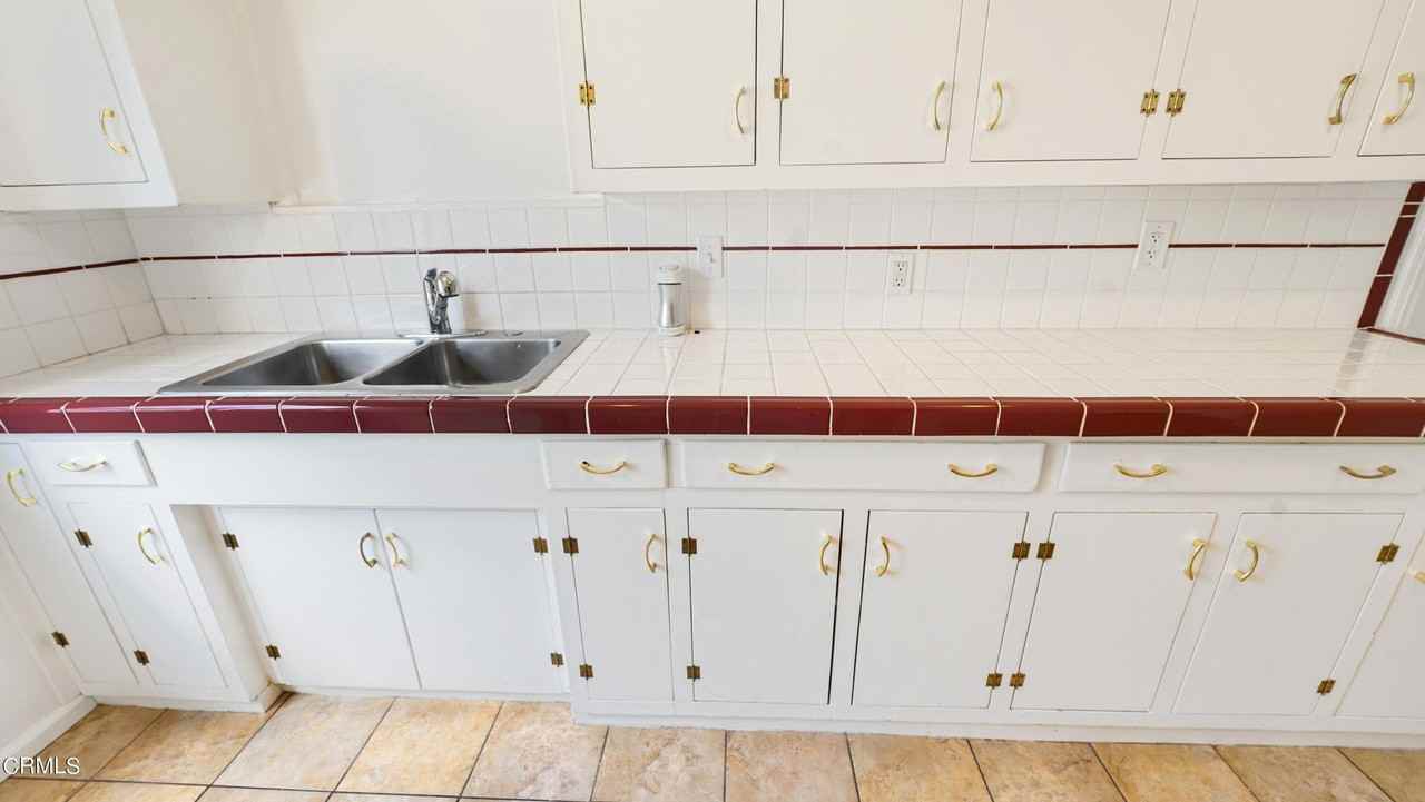 544 Salem St - Photo 5 of 20