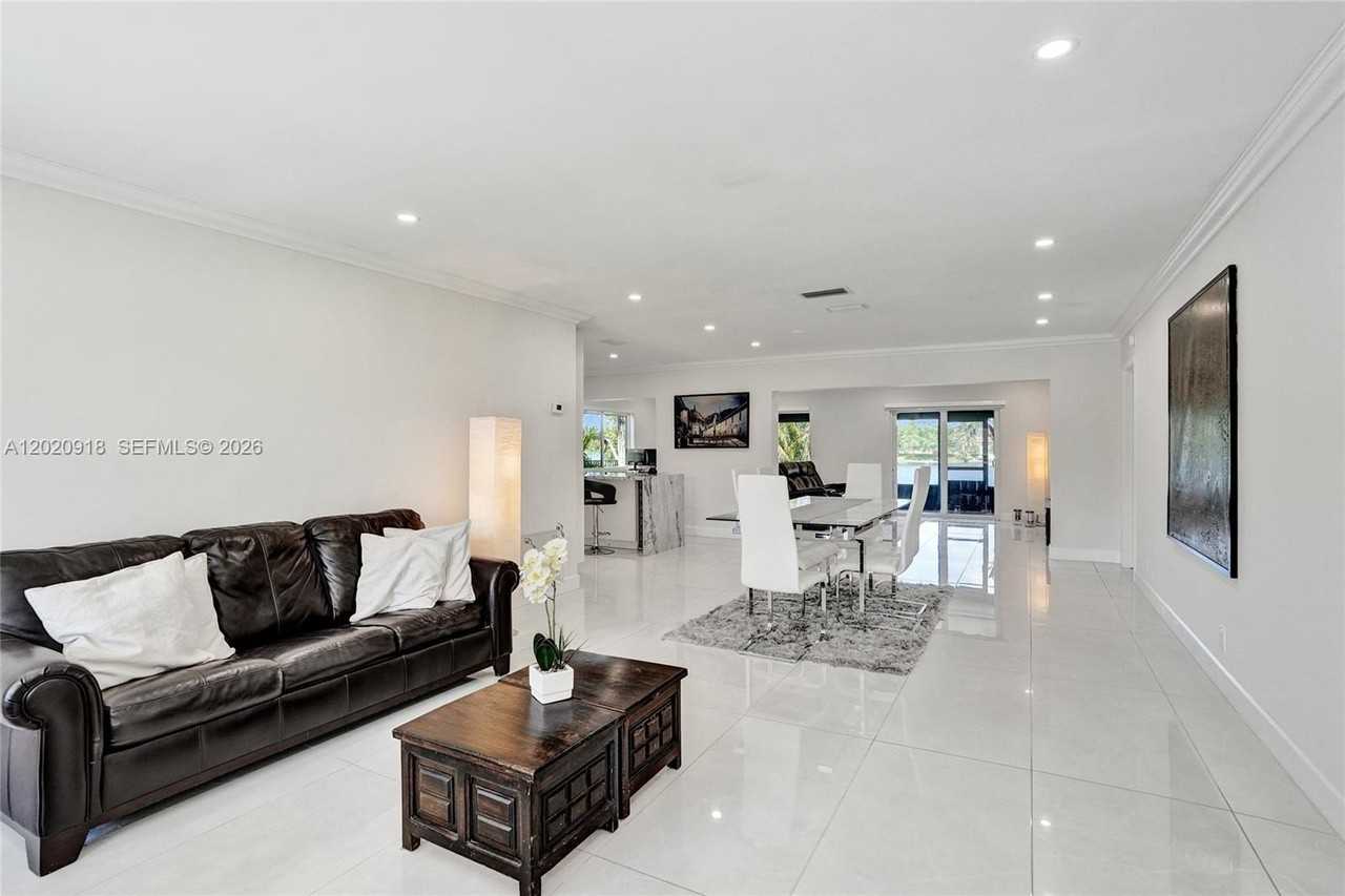 4662 Nw 99th Ave - Photo 3 of 39