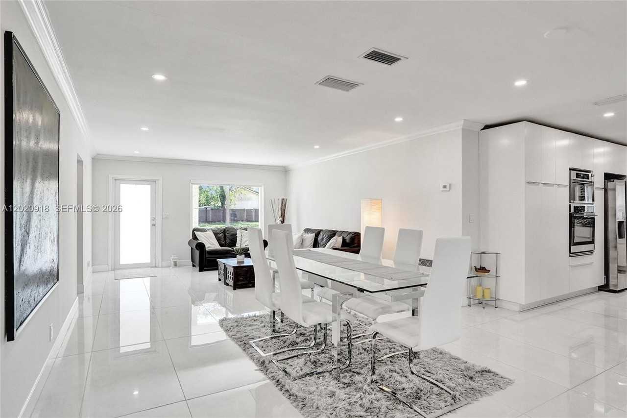 4662 Nw 99th Ave - Photo 7 of 39