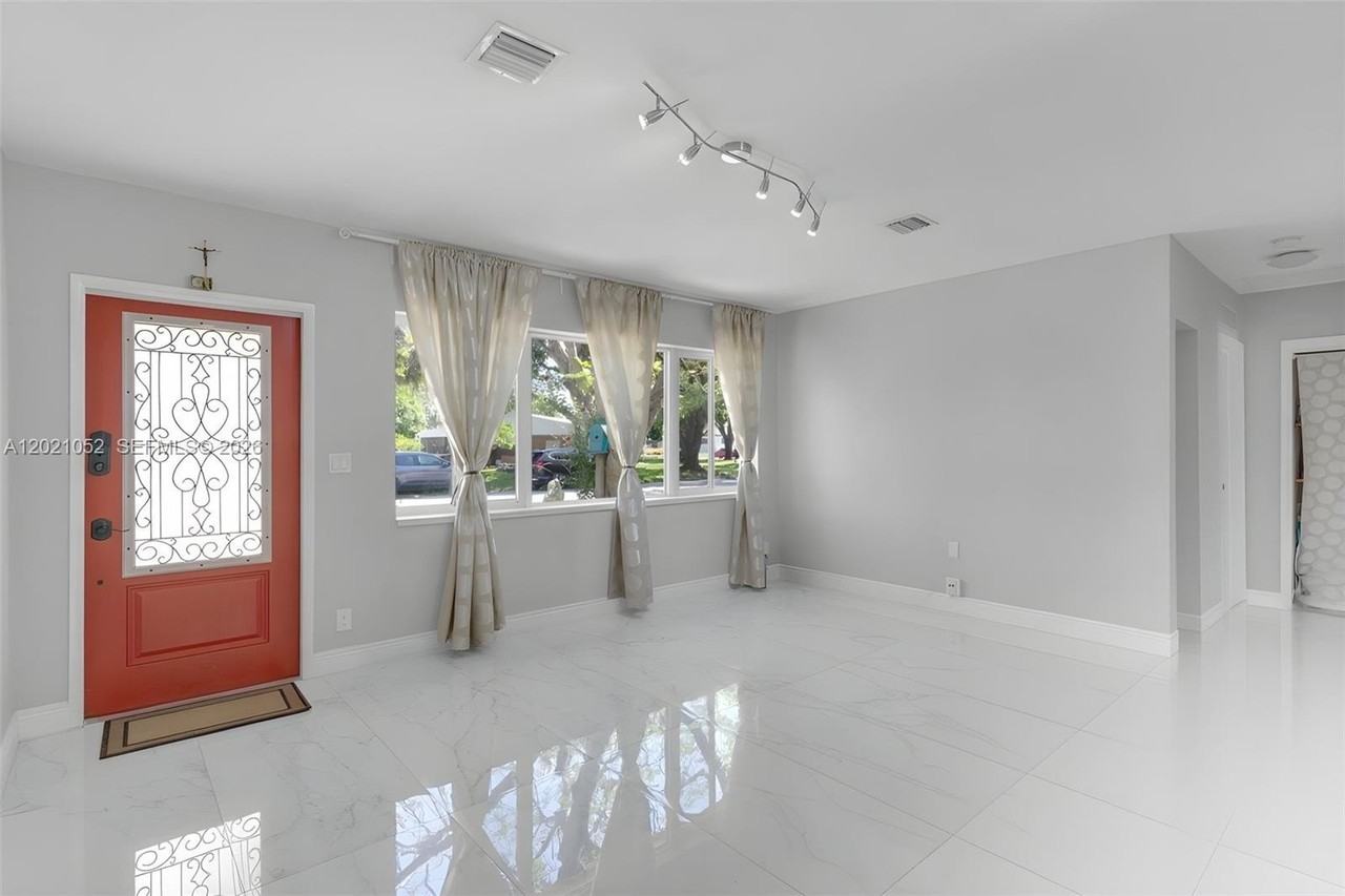 2340 Sw 15th St - Photo 3 of 26